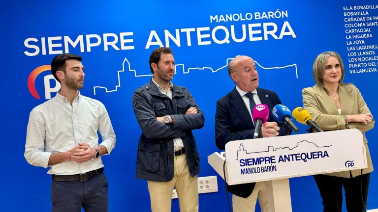 El alcalde Manolo Barón, junto a José Manuel Fernández, Antonio García Acedo y Paqui Sánchez, en la sede del PP de Antequera
