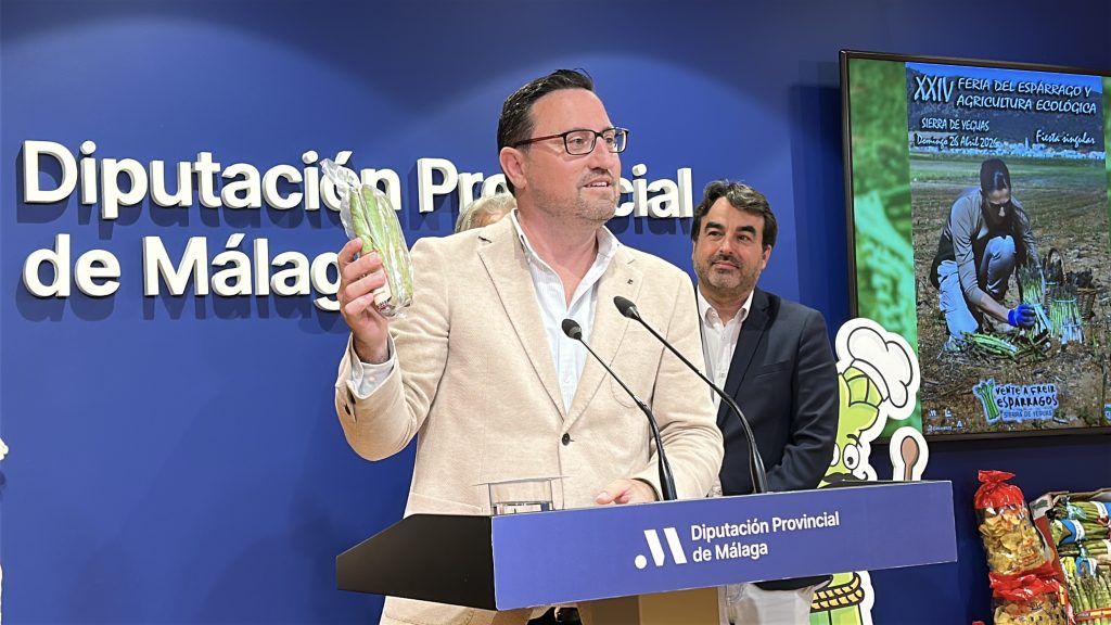 El alcalde de Sierra de Yeguas, Miguel Ángel Sánchez, con un paquete de esparragochíos