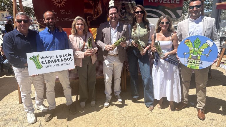 Equipo de Gobierno junto la delegada de Empresa, Carmen Sánchez, y la modelo Elisabeth Reyes