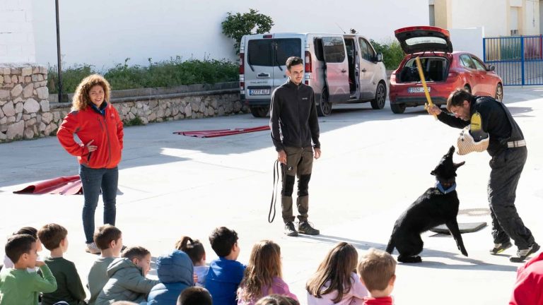 Exhibición canina para escolares en Archidona