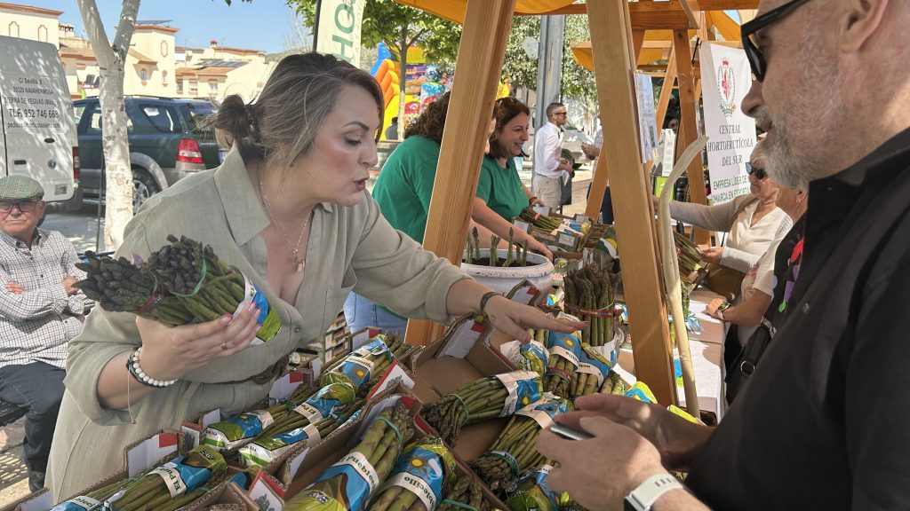 Expositor de la Feria del Espárrago y la Agricultura Ecológica de Sierra de Yeguas celebrada en 2025