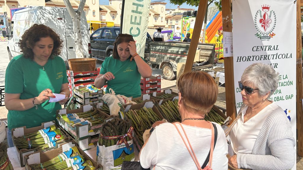 Expositor de la Feria del Espárrago y la Agricultura Ecológica de Sierra de Yeguas celebrada en 2025