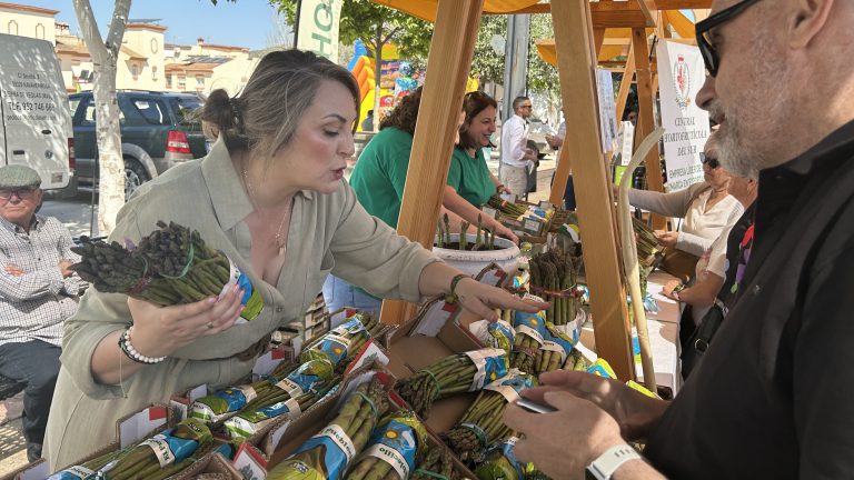 Expositor de la Feria del Espárrago y la Agricultura Ecológica de Sierra de Yeguas celebrada en 2025