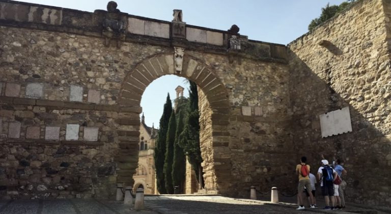 Grupo de visitantes en una visita guiada en el casco histórico de Antequera