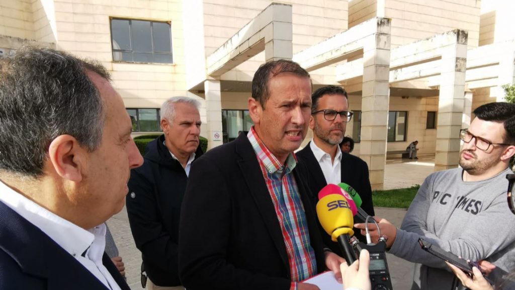 Manuel Lara, diputado provincial y alcalde de Cuevas Bajas, explicando la medida del PSOE