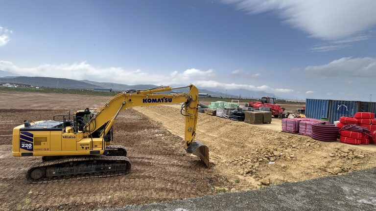 20260409 Maquinaria y material de construcción para la futura plataforma de Dia en el Puerto Seco de Antequera