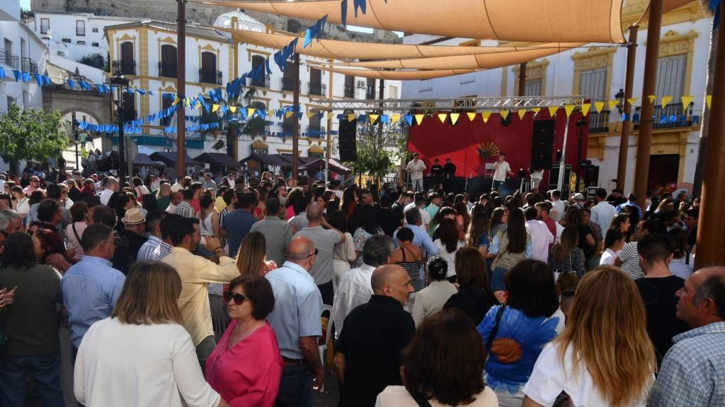 Plaza de la Paz de Cañete la Real durante la Feria del Pavo