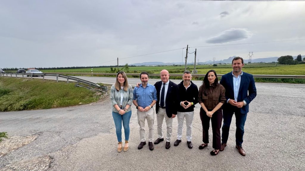 Responsables municipales y dirigentes del PP local junto a la A-343 en Antequera