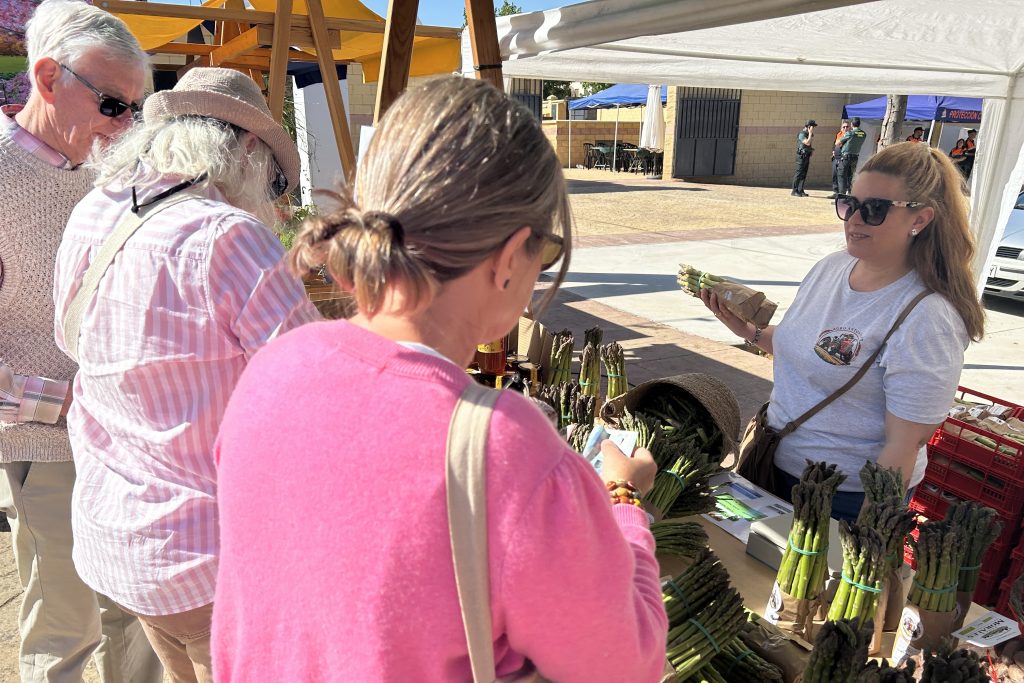 Visitantes adquiriendo espárragos en la XXIV Feria del Espárrago de Sierra de Yeguas