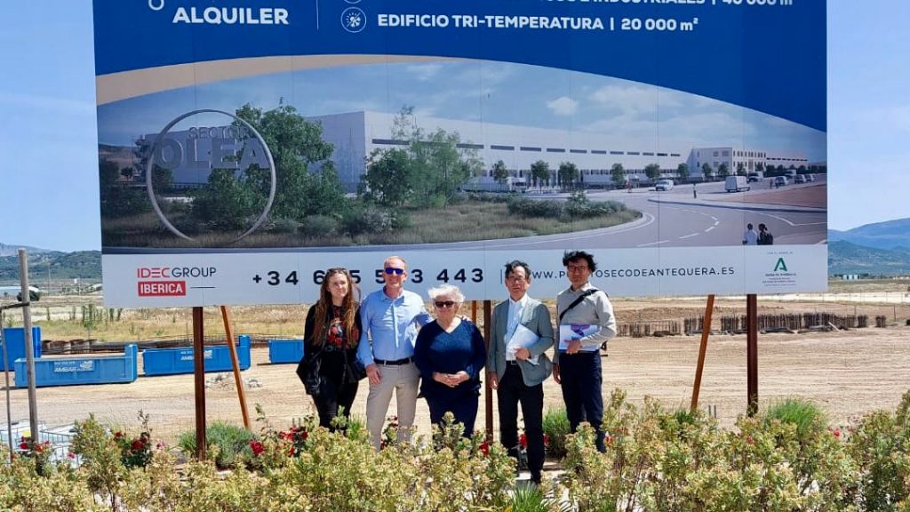 202605022 La delegación nipona, junto a representantes de los promotores y desarrolladores de los actuales proyectos de construcción en el Puerto Seco de Antequera