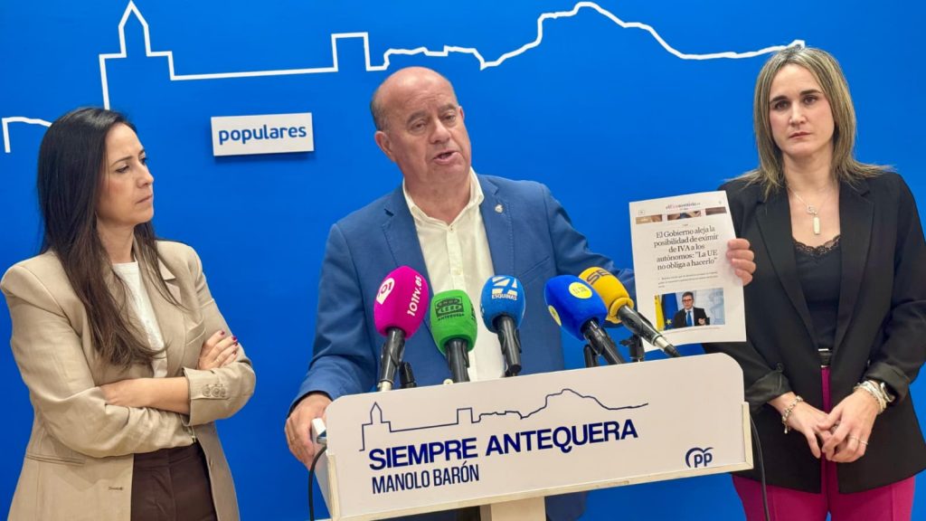 20260506 El alcalde Manolo Barón, junto a las ediles Ana Cebrián y Paqui Sánchez en la sede dle PP de Antequera