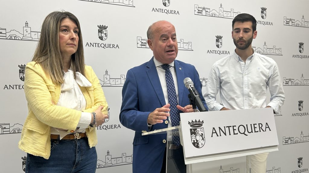 20260513 El alcalde Manolo Barón, junto a los ediles Teresa Molina y José Manuel Fernández
