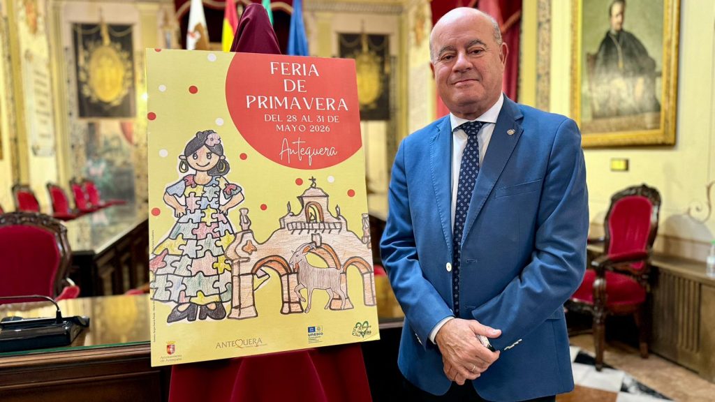 20260522 Manolo Barón, alcalde de Antequera, junto al cartel de la Feria de Primavera 2026