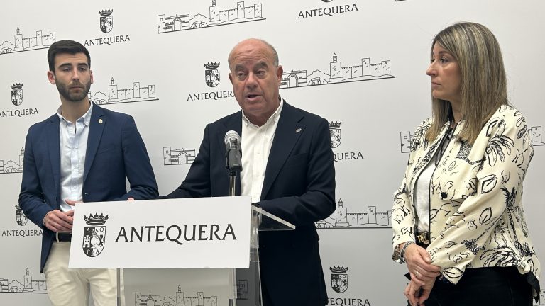 20260525 El alcalde Manolo Barón, junto a los ediles de Hacienda, José Manuel Fernández, y de Obras, Teresa Molina