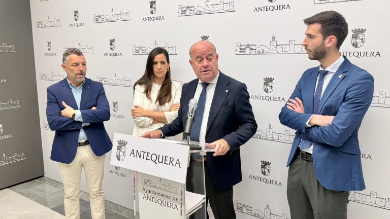 20260526 El alcalde Manolo Barón, junto a los ediles Juan Rosas, Ana Cebrián y Juan Manuel Fernández