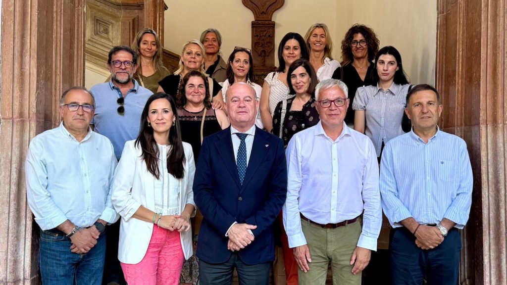 20260526 Responsables municipales junto a los técnicos de turismo de Costa Daurada
