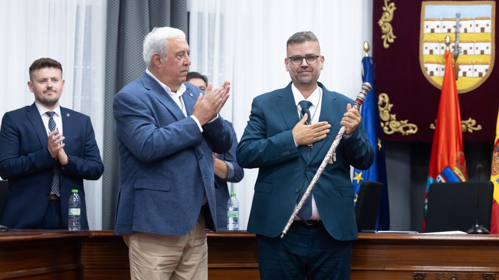 20260528 Alejandro Pascual, con la vara de mano de Villanueva del Trabuco, junto a Juan Luis Gallardo