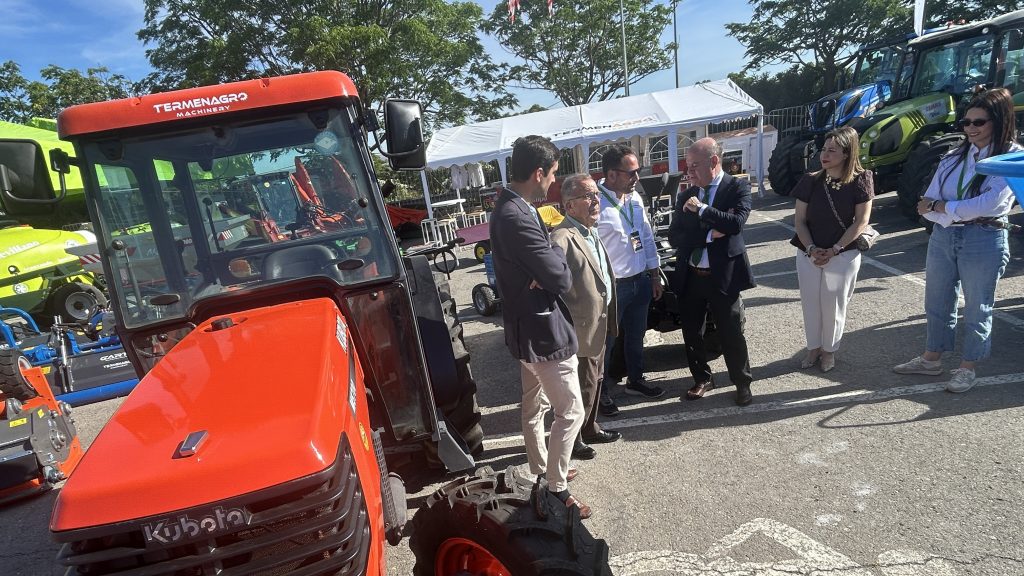Autoridades asistentes a Expomaq visitando una de las empresas participantes
