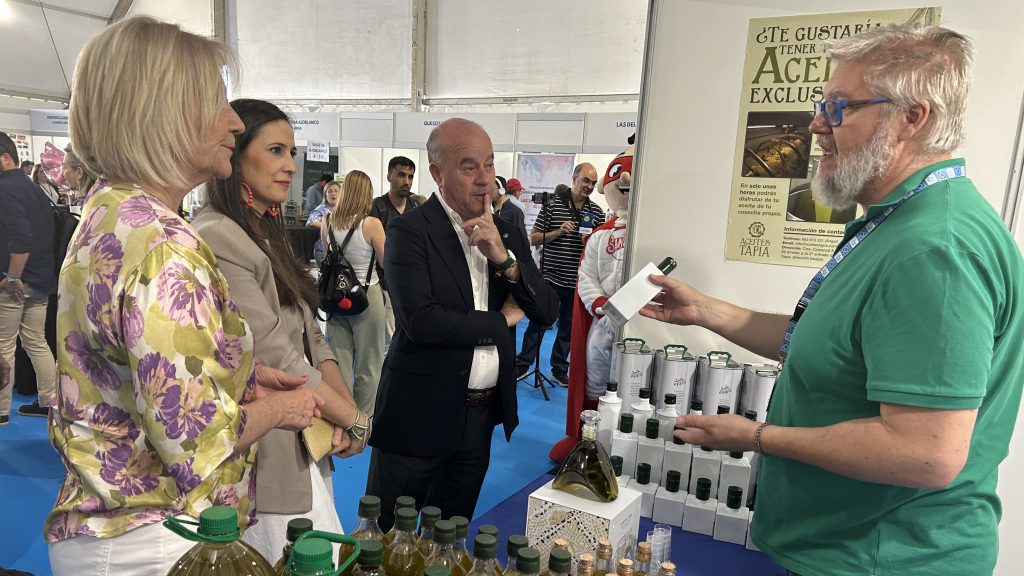 20260529 Leonor García Agua, Ana Cebrián y Manolo Barón en el expositor de Aceites Tapia