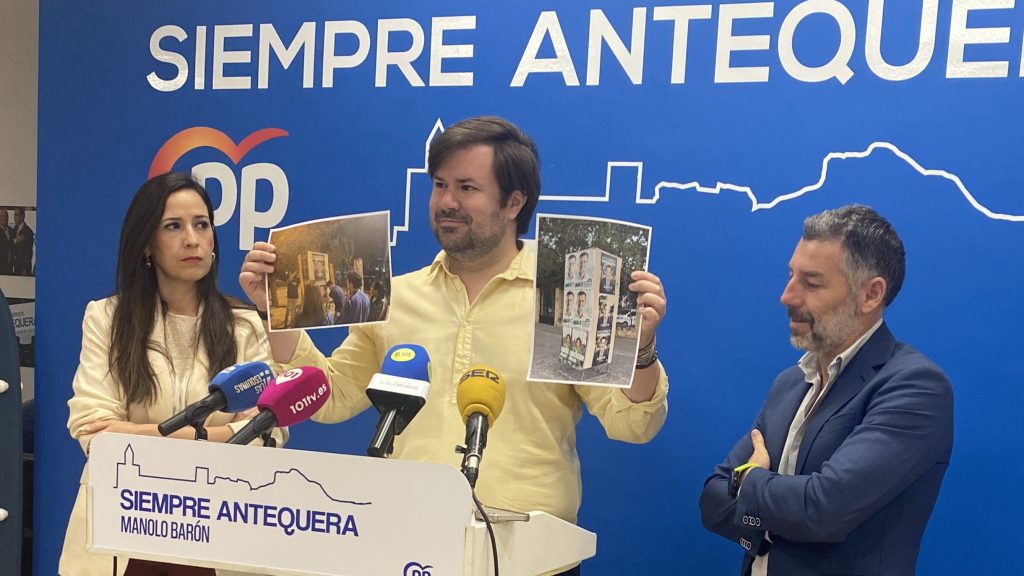 Ana Cebrián, Antonio García Mendoza y Juan Rosas en la sede del PP local