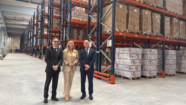 Benito Vicente, Carolina España y Manolo Barón en el interior del centro logístico de Leroy Merlin en Antequera