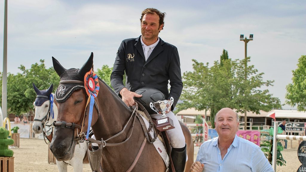 Carlos Bosch, junto al presidente del Club Hípico Antequera, Ignacio Carrasco
