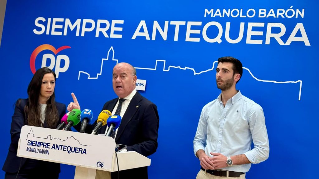El alcalde Manolo Barón, junto a la portavoz del PP en el Ayuntamietno de Antequera, Ana Cebrián, y José Manuel Fernández, edil de Hacienda