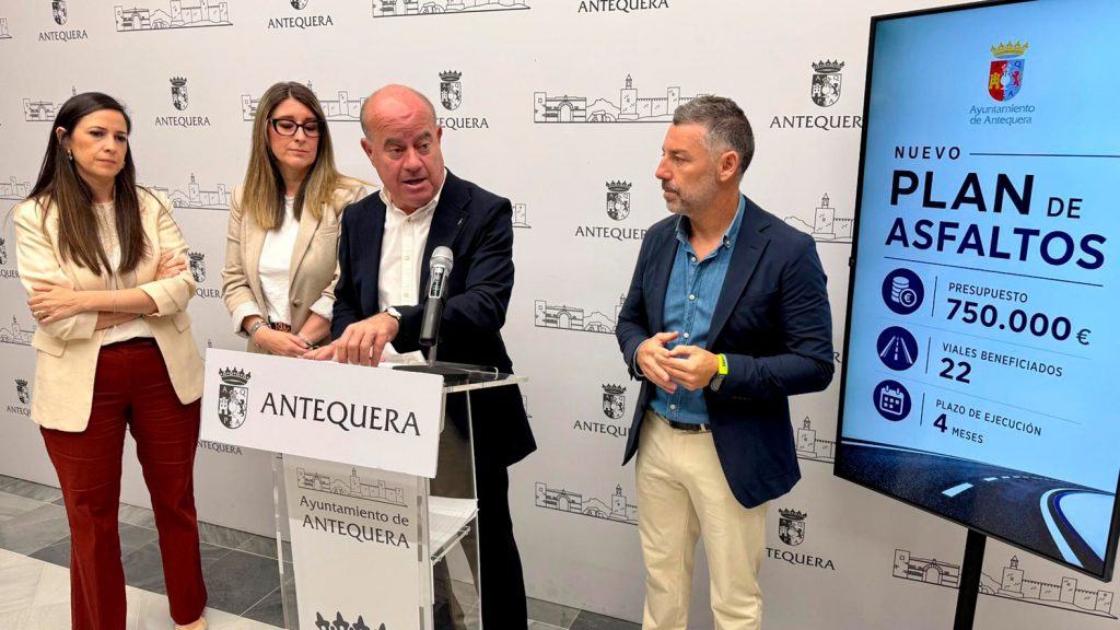 El alcalde Manolo Barón, en la plresentación del Plan de Asfaltos 2026, junto a los ediles Ana Cebrián, Teresa Molina y Juan Rosas