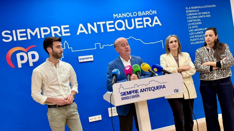 El alcalde Manolo Barón, junto a los ediles José Manuel Fernández, Paqui Sánchez y Ana Cebrián en la sede del PP de Antequera