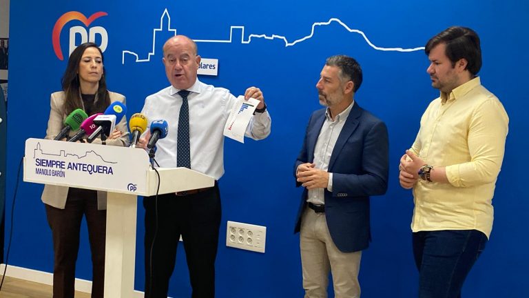 El alcalde Manolo Barón, mostrando las cifras de autónomos por regiones, junto a Ana Cebrián, Juan Rosas y Antonio García Medoza.