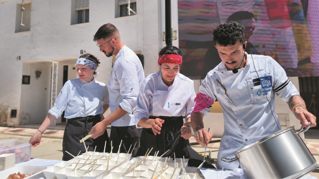 El chef Rubén Antón, junto al alumnado de La Fábrica Escuela de Hostelería