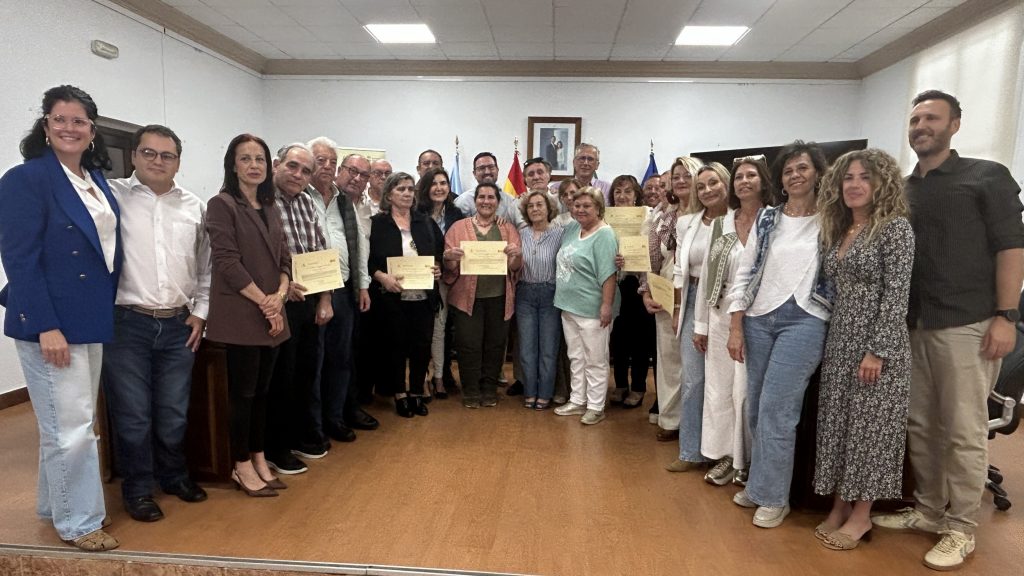Foto de familia del Gobierno municipal, el equipo del taller 'Ecosierra' y el alumnado de la tercera edición