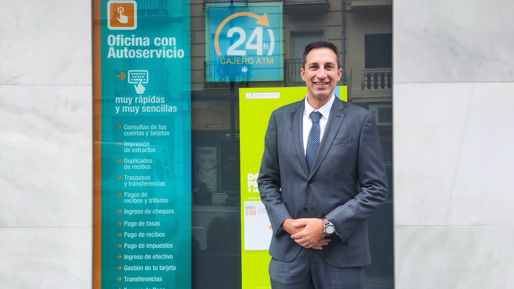 Francisco Bernal, director de Cajamar en Antequera, a las puertas de la oficina