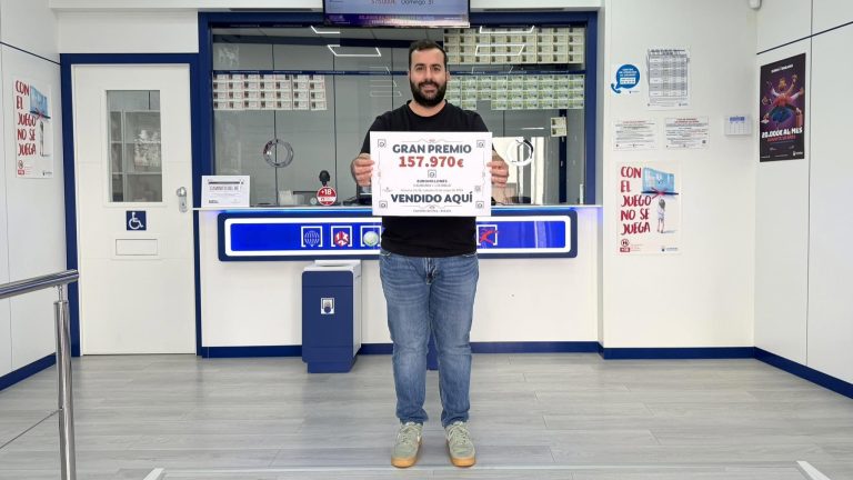 Francisco Javier Bernal, con el cartel correspondiente al último premio de Euromillones dado por Lotería el Caminito del Rey