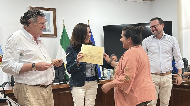 La consejera de Empleo, Empresa y Trabajo Autónomo, Rocío Blanco, entregando uno de los diplomas a una alumna, junto al director Antonio Mesa y el alcalde Miguel Ángel Sánchez (dcha)