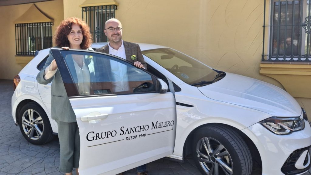 Marisa Martín y Jaime Sancho-Melero, con el coche de la Fundación Cudeca rotulado con la imagen del Grupo Sancho Melero