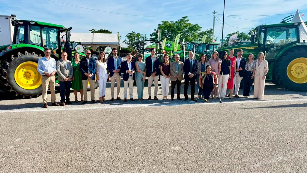 20260528 Miembros de la Corporación Municipal y responsables de Expomaq y la OCA en el recinto ferial