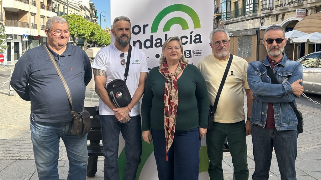 Pilar Ruiz, junto otros miembros de IU Antequera en la plaza de San Luis