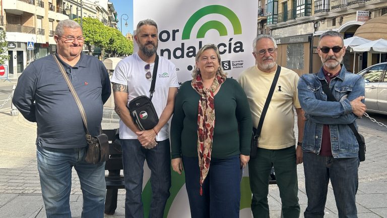 Pilar Ruiz, junto otros miembros de IU Antequera en la plaza de San Luis