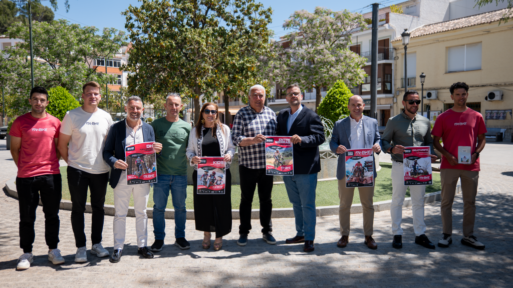 Representantes institucionales y organizadores de la Fanbike 2026 de Villanueva del Trabuco