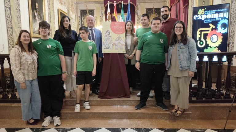 Responsables municipales y de EDAU, junto a los autores del cartel la Feria de Primavera de Antequera 2026