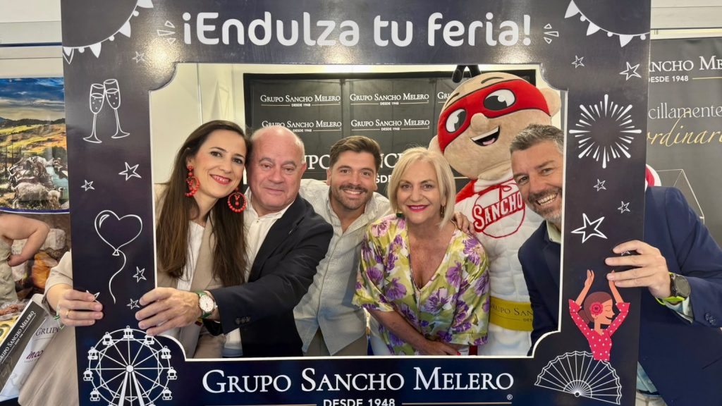 Responsables municipales y de Sabor a Málaga en el expositor del Grupo Sancho Melero