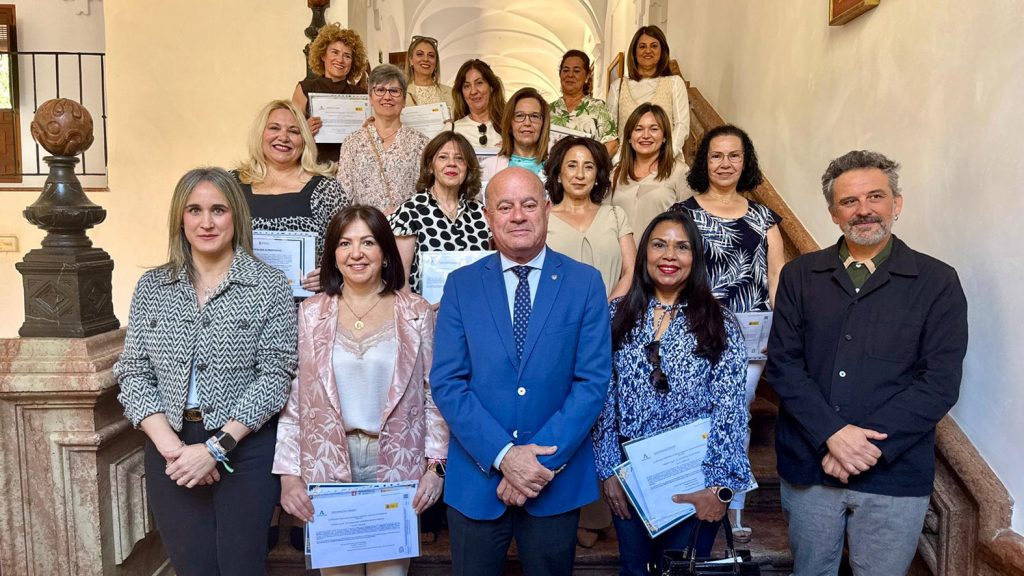 Responsables municipales y del Programa de Empleo y Formación 'Sociosanitario' de Antequera, junto a alumnas de la segunda edición
