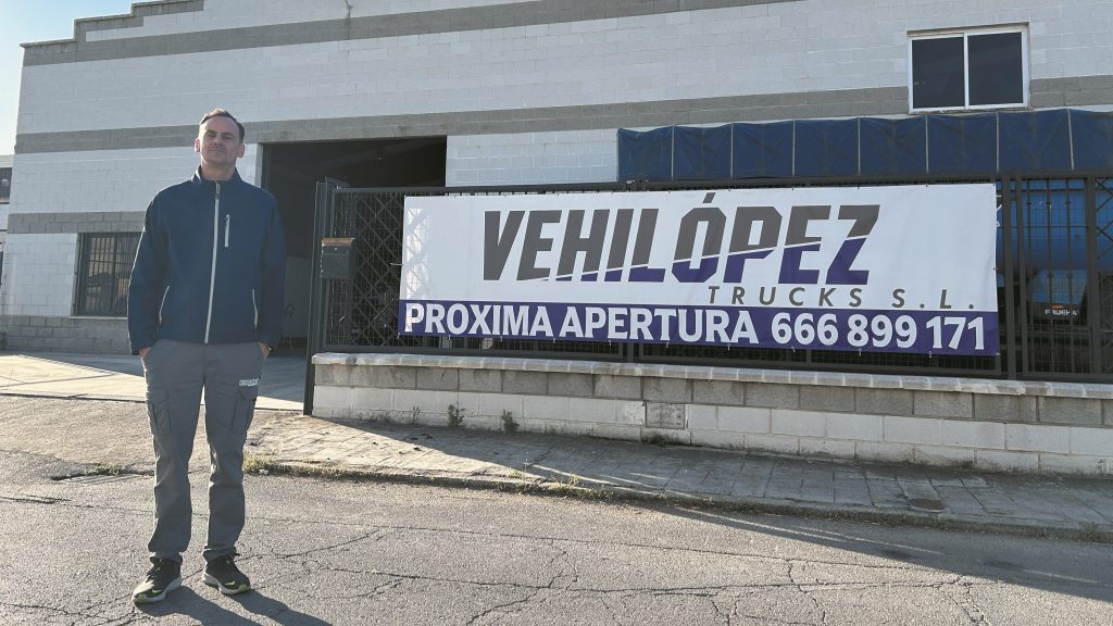Salvador López, gerente de Vehilópez, junto a las instalaciones de la empresa en la calle de las Adelfas del Polígono Industrial de Antequera