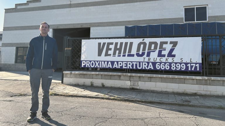 Salvador López, gerente de Vehilópez, junto a las instalaciones de la empresa en la calle de las Adelfas del Polígono Industrial de Antequera
