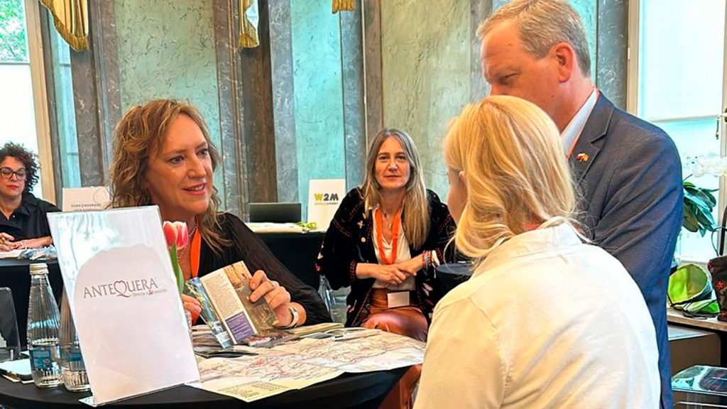 Técnica de turismo de Antequera atendiendo a agente del sector en unas jornadas profesionales en Polonia
