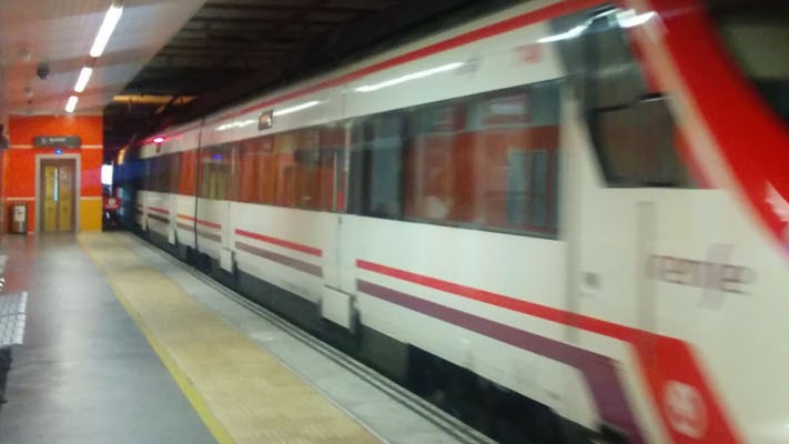 Tren de Cercanías partiendo de la Estación Victoria Kent de Málaga