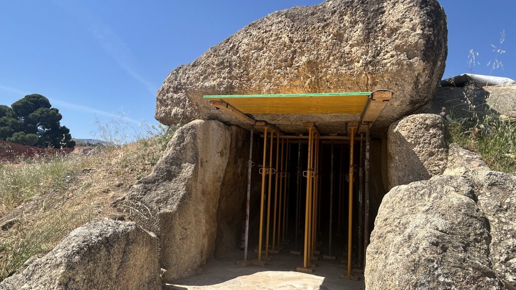 20260601 Puntales instalados para la obra de conservación en el Dolmen de Menga de Antequera