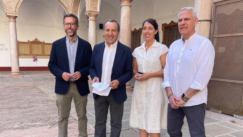 20260602 José Luis Ruiz Espejo (centro), acompañado junto a otros miembros del PSOE en el patio Ayuntamiento de Antequera