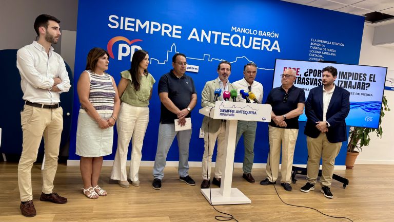 20260604 José Ramón Carmona, secretario general del PP de Málaga, en la sede del PP de Antequera, junto a otros miembros del partido